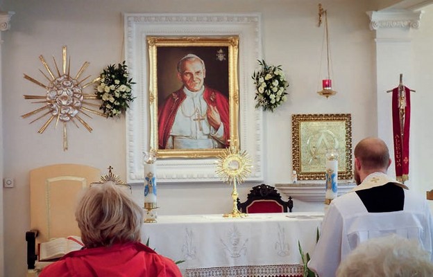 Wierni za wstawiennictwem papieża Polaka wypraszają liczne łaski