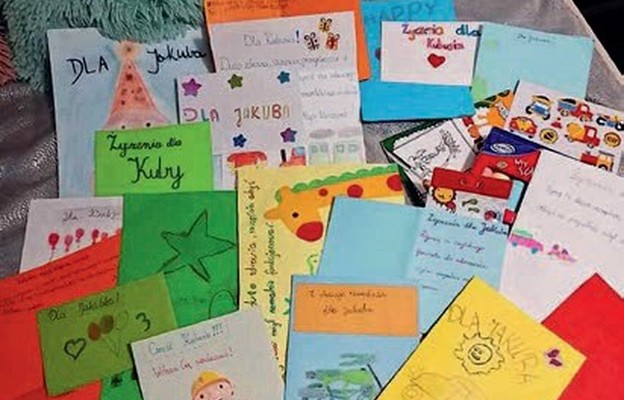 Uczestnicy akcji piszą listy do chorych dzieci