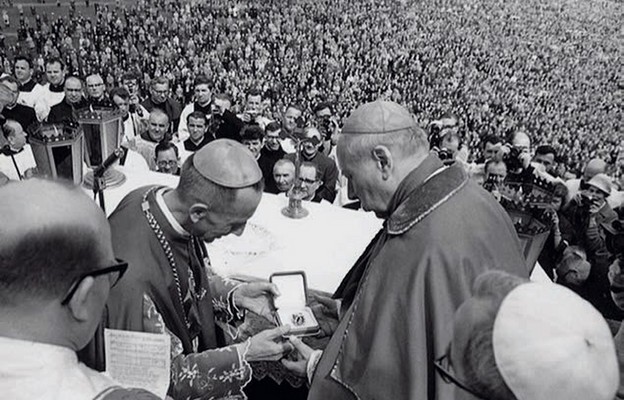 Arcybiskup Antoni Baraniak wręcza prymasowi Stefanowi Wyszyńskiemu
pierścień – dar episkopatu i narodu polskiego, Jasna Góra, 3 maja 1967 r.