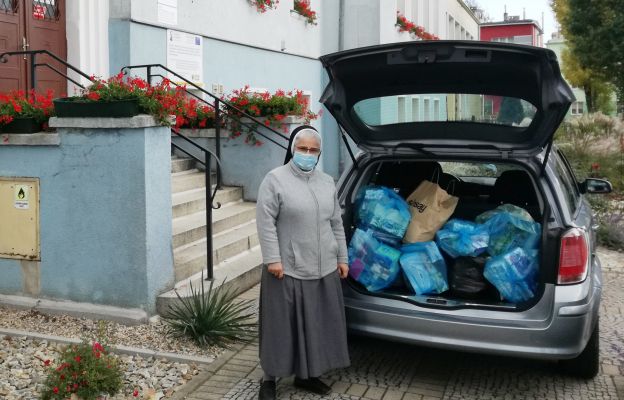 Matka przełożona odbiera przekazane dary