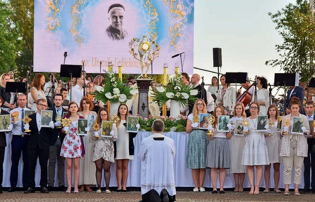 Święci prowadzą nas do Boga