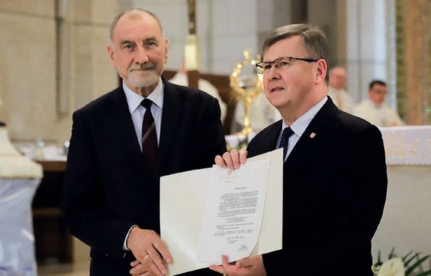 Marszałek Witold Kozłowski i przewodniczący sejmiku Jan Duda prezentują dekret