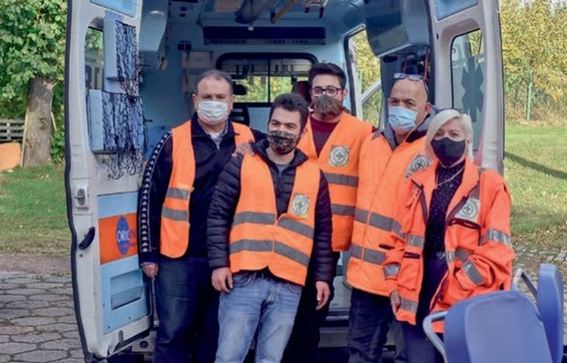 Grupa wolontariuszy z Włoch, którzy dostarczyli karetkę do Zagórza Śląskiego
