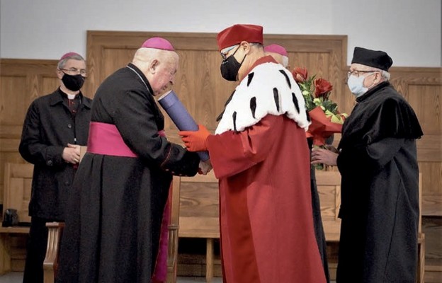 Uroczysty moment wręczenia doktoratu honoris causa