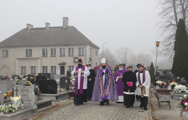 Zmarły spoczął na strzegomskim cmentarzu przy ul. Olszowej. W kondukcie uformowanym od cmentarnej bramy na miejsce zmartwychwstania odprowadzili Jerzego Krzywdę - biskup, kapłani, rodzina oraz mieszkańcy Strzegomia.     
