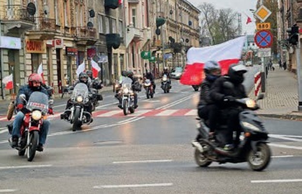 Motocykliści z symbolami narodowymi na głównym skrzyżowaniu Jarosławia