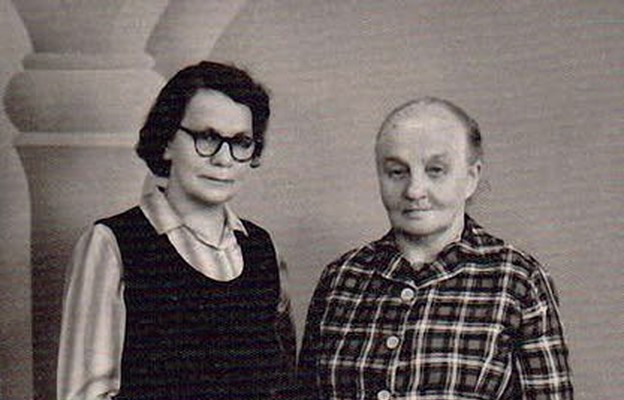 Siostra Wanda Boniszewska (z lewej, 1907 – 2003) z s. Rozalią w Częstochowie, 1967 r.