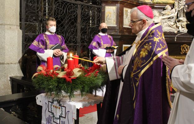 Bp Marek Mendyk zapala pierwszą świecę na adwentowym wieńcu