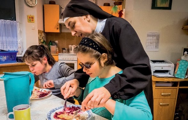 Dzieci w Laskach uczą się m.in. samodzielnego jedzenia, ubierania i poruszania w terenie