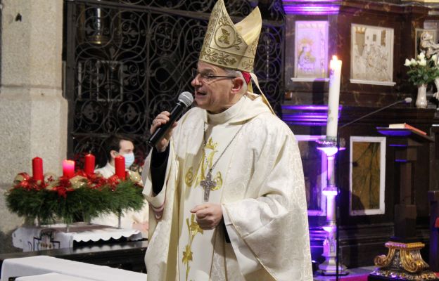 Biskup Mendyk wraz z dziećmi modlił się za wszystkich diecezjan, zwłaszcza za  tych, którzy walczą z chorobą Covid-19. 