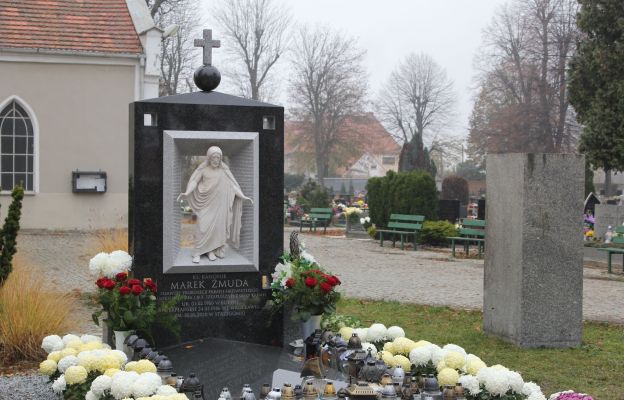 Pomnik ks. Marka Żmudy znajduje się na cmentarzu przy ul. Olszowej w Stzregomiu