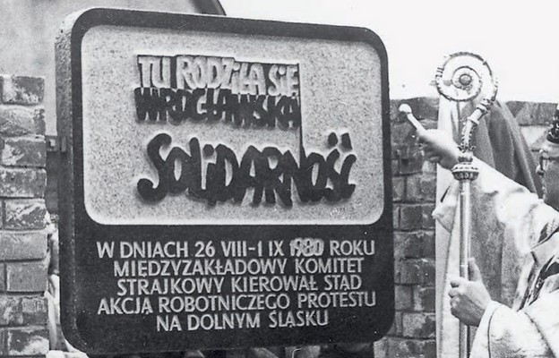 Kościół od początku wspierał działalność Solidarności. Kard. Gulbinowicz dokonuje poświęcenia pamiątkowej tablicy