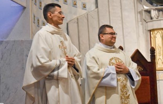 Księża Piotr i Karol, wikariusze parafii Matki Bożej Różańcowej w Dzierżoniowie