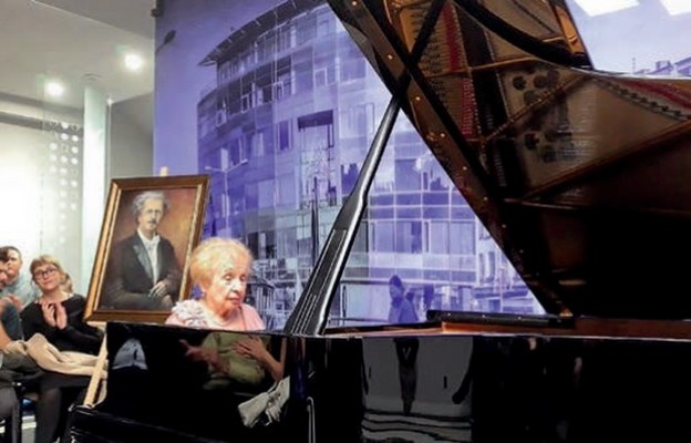 Lidia Grychtołówna gra podczas Inauguracji Towarzystwa Muzycznego  
w Sosnowcu