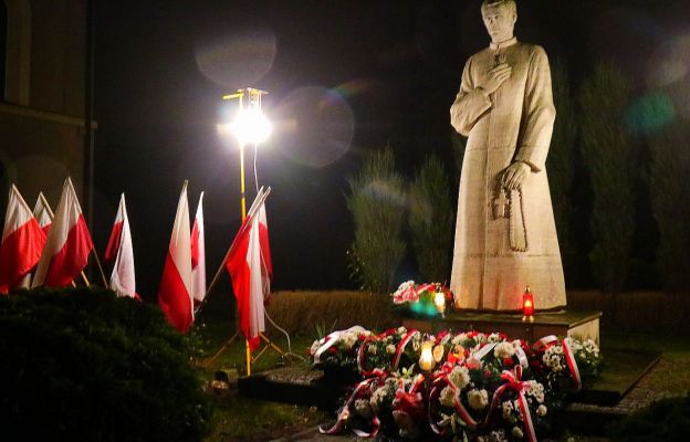 Pamiątkowe kwiaty złożono pod pomnikiem bł. ks. Popiełuszki