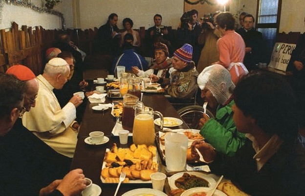 Posiłek Jana Pawła II z 200 ubogimi w Rzymie w 2000 r.