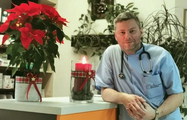 Dr Szymon Bogucki zaleca, by bożonarodzeniowe ozdoby były „nieosiągalne”
dla naszych czworonożnych pupli