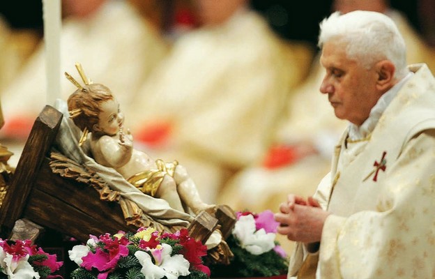 Dlaczego Bóg stał się człowiekiem - odpowiada Benedykt XVI