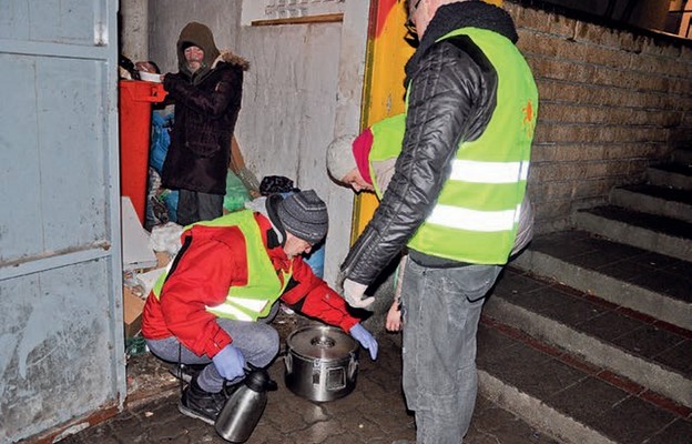 Do osób bezdomnych docierają wolontariusze z Gorącego Patrolu
