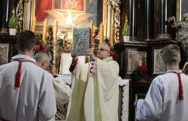 Bp Marek Mendyk błogosławi Ewangeliarzem