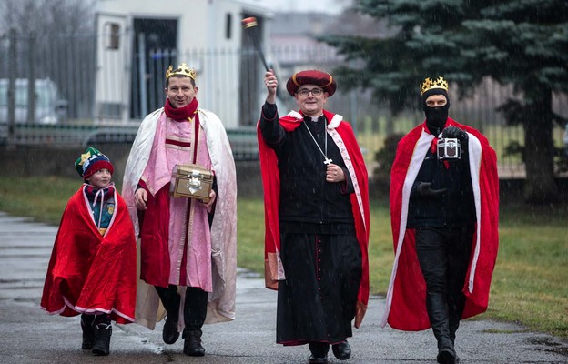 Orszak Trzech Króli zawitał do ZSS Nr 28 w Częstochowie za pomocą drabiny strażackiej