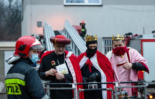 Orszak Trzech Króli zawitał do ZSS Nr 28 w Częstochowie za pomocą drabiny strażackiej