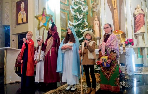 Kolędnicy Misyjni dzielą się w kościele radością z narodzin Dzieciątka Jezus