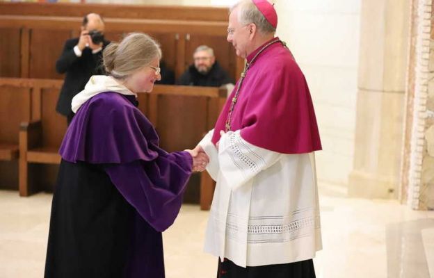 Arcybiskup Wielki Kanclerz UPJPII gratuluje tytułu naukowego s.prof. dr hab. Adelajdzie Sielepin