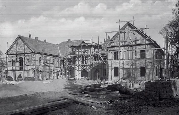 Remont zamku po pożarze z roku 1927