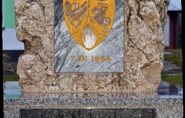 Pamiątkowy głaz przy szkole w Szczecnie