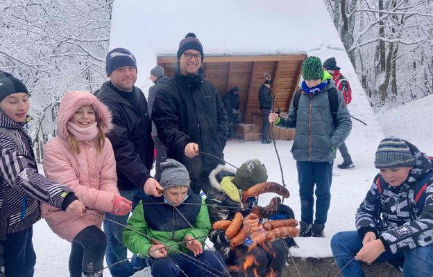 Zimowa wyprawa ministrantów z księżmi opiekunami na wałbrzyski  Chełmiec