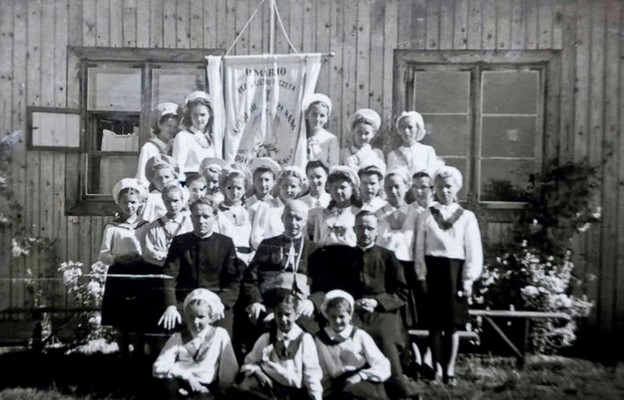 Dzieci Maryi, Hajnówka 1946 r. od lewej: ks. Leon Giryn, bp Karol Niemira  
i ks. Władysław Hładowski