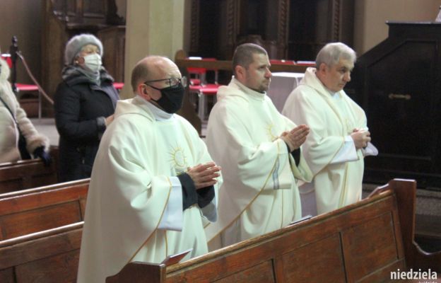 Kapłani koncelebrujący Mszę św. w intencji chorych