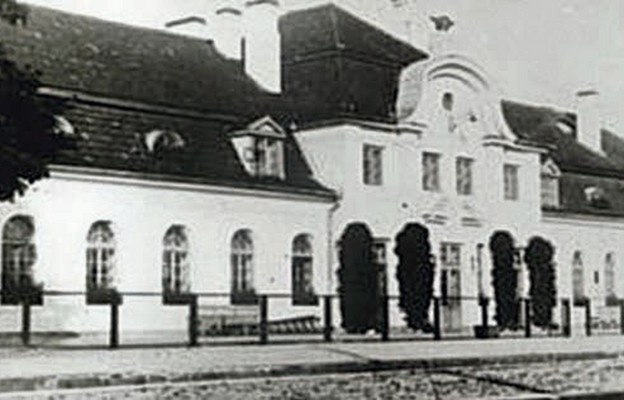 Dworzec PKP w Hajnówce w stylu dworkowym z 1932 r., zburzony przez Niemców 17 lipca 1944 r.