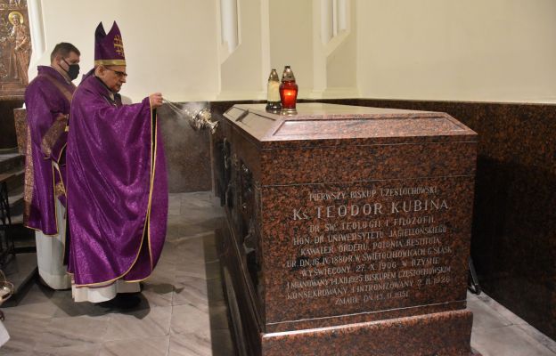 Bp Antoni Długosz przy sarkofagu bp. Teodora Kubiny