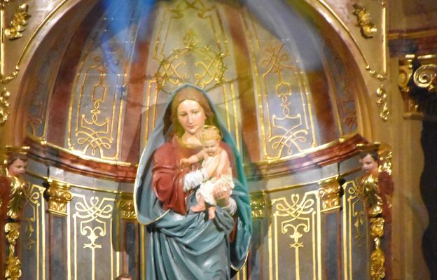 Figura Matki Bożej w ołtarzu głównym we wrocławskim kościele redemptorystów