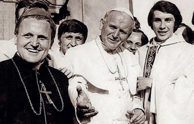 Bp Miłosław Kołodziejczyk (pierwszy z lewej) z Janem Pawłem II