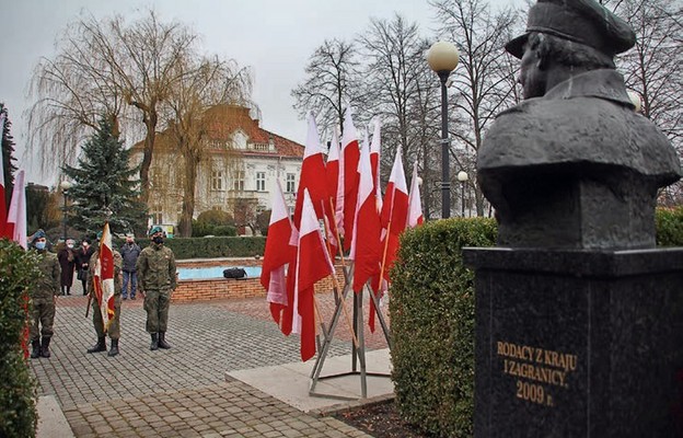 Bohaterów upamiętniono przed pomnikiem mjr. Hieronima Dekutowskiego ps. Zapora