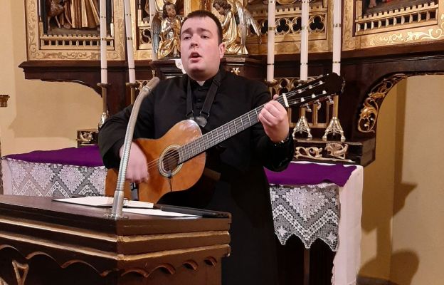 Diakon Jakub sympatię młodych zyskał grą na gitarze 