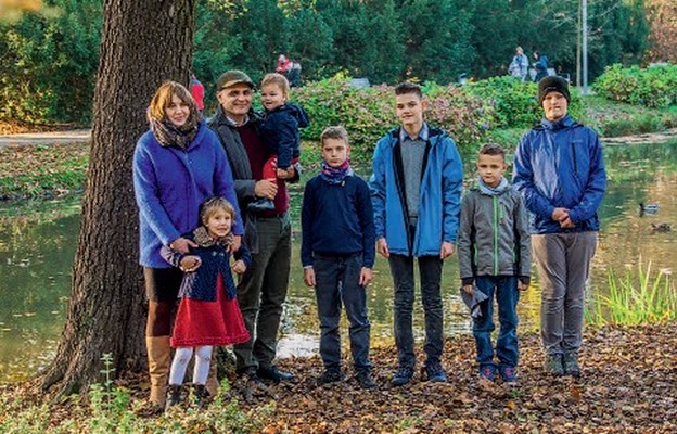 Duża i szczęśliwa rodzina. Aneta i Marcin Niechciałowie z dziećmi