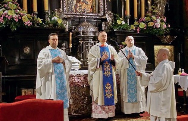 Od lewej: o. Samuel Pacholski, bp Adam Bałabuch i ks. prał. Marek Korgul