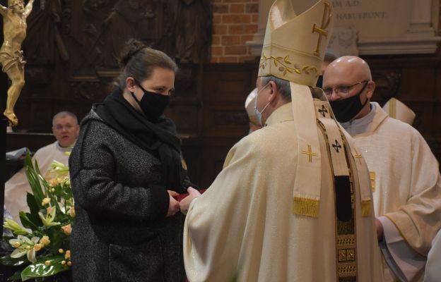 Anna Lis otrzymuje Medal św. Jadwigi z rąk ks. abp Józefa Kupnego