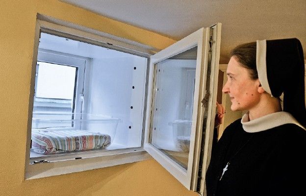 Przy okazji 10 - lecia krakowskiego okna życia prezentowała je NM nazaretanka s. Estera Smok