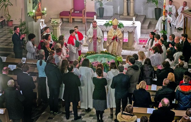 Katechumeni przyjmują chrzest podczas Wigilii Paschalnej w katolickiej katedrze w Tallinnie