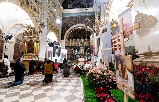 Jasna Góra. Droga krzyżowa w Kaplicy MB