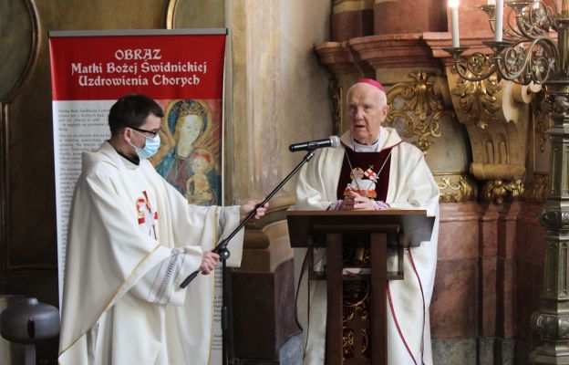 Bp Ignacy Dec - biskup senior diecezji świdnickiej, podczas Mszy św. w sanktuarium MB Uzdrowienia Chorych w Katedrze Świdnickiej