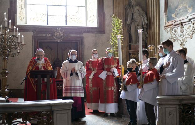 Liturgia rozpoczęła się obrzędem poświęcenia palm w kaplicy Matki Bożej Świdnickiej