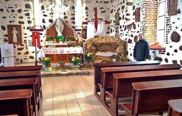 Ks. prob. Dariusz Ferdynus prezentuje nowe ławki w kościele w Sosnowie
