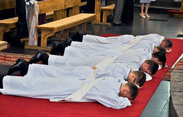 Pokorę kandydatów wyraża leżenie krzyżem podczas uroczystości święceń