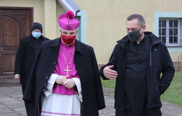 Serdeczna rozmowa bp. Marka Mendyka z proboszczem ks. kan. Tomaszem Zającem